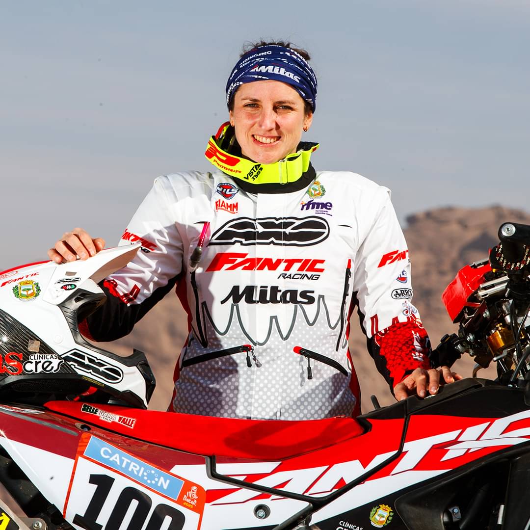 aldogp_'s tweet photo. #DAKAR2025 #DakarRTVE17ENE

🟣 SIGUE LA RACHA

Sandra Gómez, única motard en carrera, finaliza el Dakar 2025 en una meritotia 43° posición a 15h del campeón Daniel Sanders.

Esto significa que ya son 20 EDICIONES consecutivas con al menos una mujer en meta en categoría de motos. https://t.co/CGcSZ3FdMo