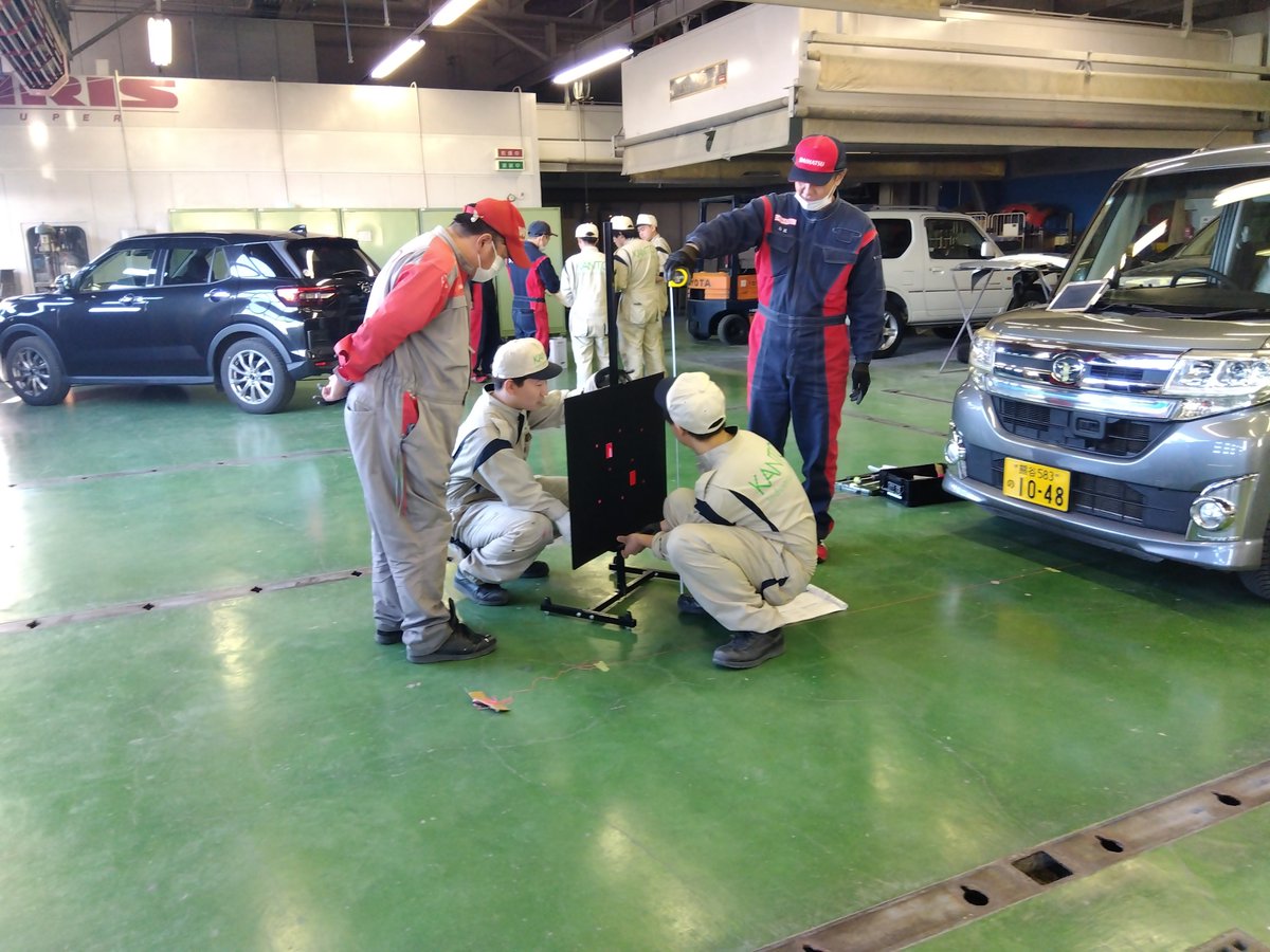 kantoinc's tweet photo. 本日は、車体整備科の授業の一環で自動ブレーキ装置の研修を埼玉ダイハツの方々に実施していただきました。
板金塗装の作業中に自動ブレーキ装置に係る装置の脱着をした場合などの注意点等についても教えていただいておりました。
埼玉ダイハツの皆様ありがとうございました。

#関東工業自動車大学校
#自動車整備士
#車体整備士
#埼玉ダイハツ
