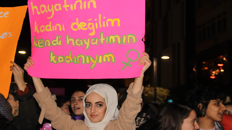 etkinhaberajans's tweet photo. ✍️Tanya Kara yazdı | Toplumsal erkeklikle yüzleşme kapsamında duygusal ilişkiler

🔹Erkekler bakımından erkek egemen yaklaşımların ve düşünüşün en çok açığa çıktığı yerlerden birinin evlilik, sevgililik, flört, yani duygusal ilişkiler zemininde olduğunu görüyoruz. Sosyalist erkekler de elbette bundan azade değil.

➡️https://t.co/c6ptdcQALF