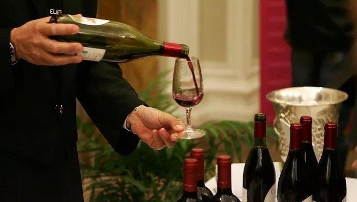 Codice stradale e vino, l’imprenditore: “Porto io a casa i clienti dopo il ristorante”. Quanto costa dlvr.it/THPv3y