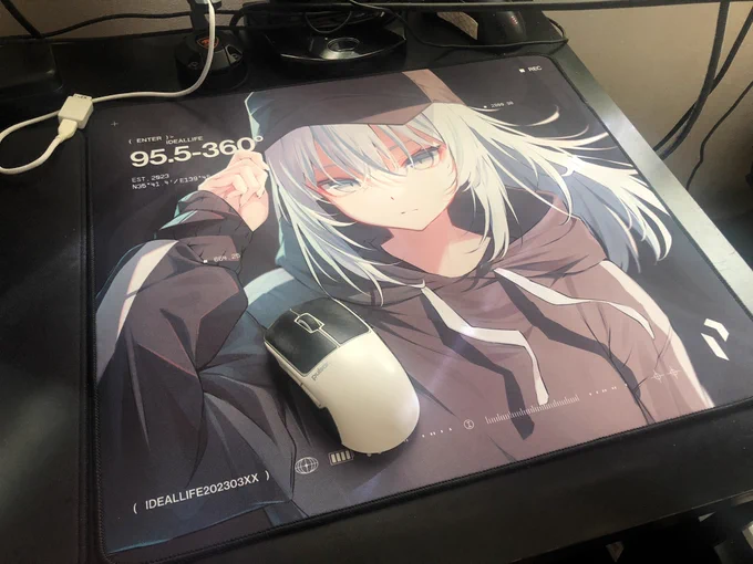 俺がイラスト担当したマウスパッドが届いたぞ!!!!!!スピード系だけど表面めっちゃサラサラしてて触り心地良いのが個人的に1番刺さった縁の加工も段差少なくて丁寧な加工されてるから気にならないし、巻きぐせもマウスパッドが柔らかいから少し使ってれば無くなると思う 