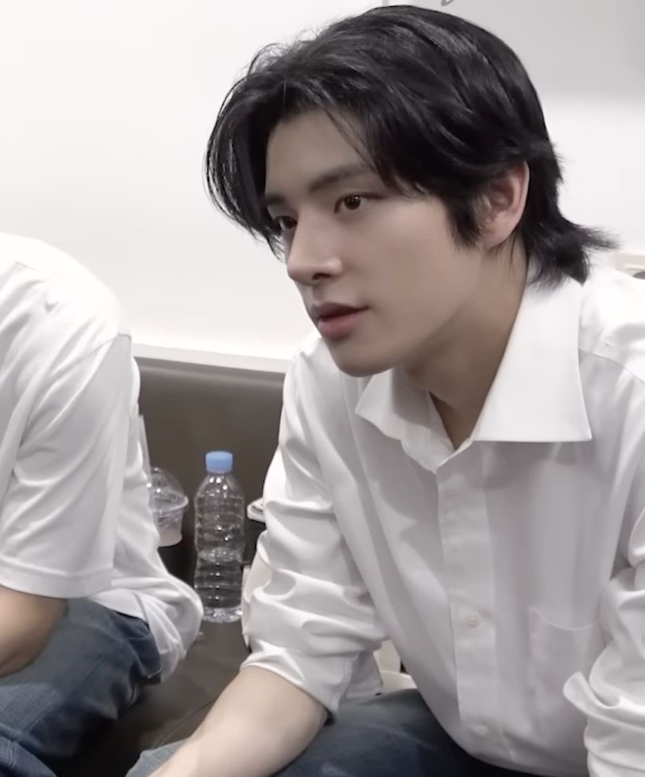 หล่อขนาดนี้ใครจะกล้าสบตาอะ