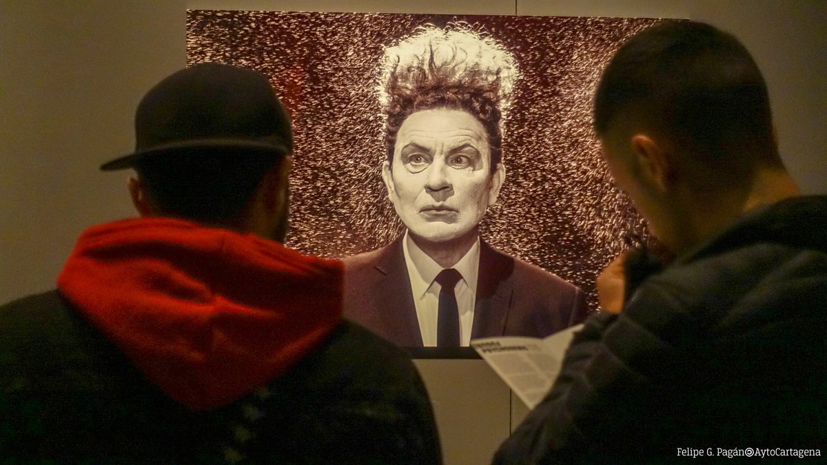 📽️Fallece el consagrado director David Lynch, que inspiró la 48ª edición del <a href="/festivalFICC/">FICC</a> de #Cartagena.

🖼️El certamen contó en 2019 con un cartel basado en su figura, la exposición fotográfica de Sandro Miller e incluyó un ciclo para dar a conocer sus largometrajes.