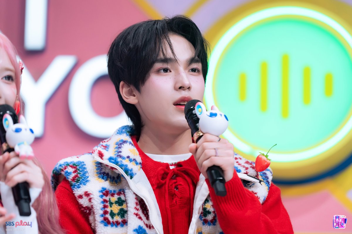 inga_sbs's tweet photo. 📸250112 인기가요 #현장포토

그거 아세요〰〰❓
인가 3MC💗유리성💗비주얼이 제철입니다~💙
딸기보다 더 달콤하고🌞 바라만 봐도 행복해지는🍓
비타민 💊유리성💊 배송 완료!📦

MORE🔗https://t.co/VXjLEvmI9s

#인기가요 #Inkigayo #문성현 #이서 #한유진 @FNC_ACTOR @IVEstarship @ZB1_official https://t.co/GTkI5Ux8JA
