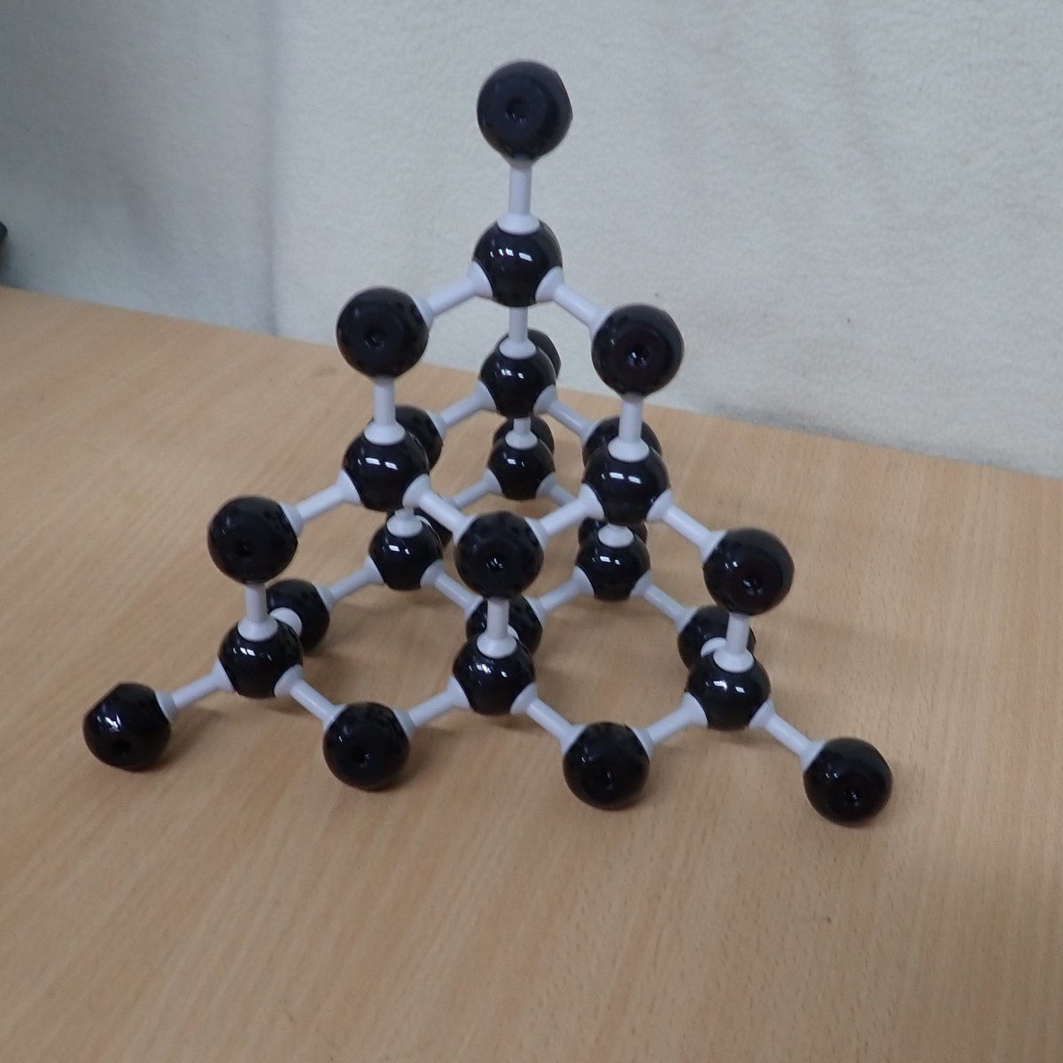 PhilipMRussell1's tweet image. Teaching GCSE Chemistry? Bring carbon to life with 3D models of its allotropes and real examples! From diamond&apos;s brilliance to graphite&apos;s layers, fullerenes, and nanotubes, students can see and feel the structures that make carbon so versatile. #ScienceMadeFun #GCSEChemistry