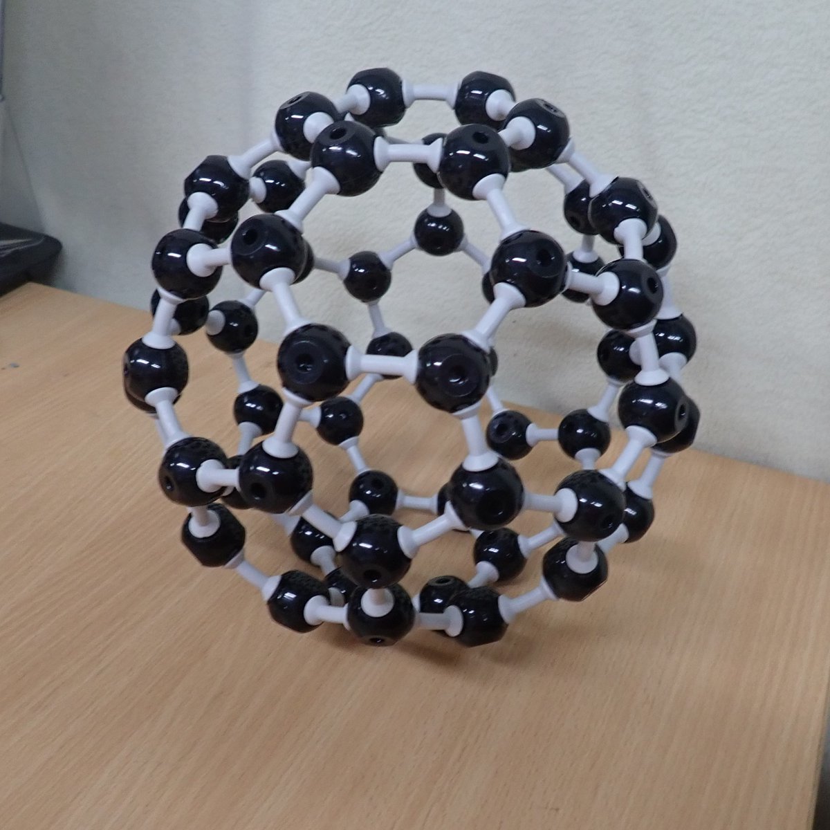 PhilipMRussell1's tweet image. Teaching GCSE Chemistry? Bring carbon to life with 3D models of its allotropes and real examples! From diamond&apos;s brilliance to graphite&apos;s layers, fullerenes, and nanotubes, students can see and feel the structures that make carbon so versatile. #ScienceMadeFun #GCSEChemistry
