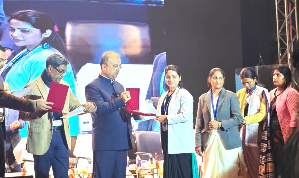 ABHWCsBihar (@abhwcs_bihar) on Twitter photo CHO Lovely of HWC Rajwara, Begusarai, is being felicitated by Shri Mangal Pandey, Hon. HM, in the kind presence of Shri Pratyaya Amrit, ACS-Health, and Shri Suharsh Bhagat, ED-State Health Society, for her exceptional contributions to primary health care.
<a href="/mangalpandeybjp/">Mangal Pandey</a> CHO Lovely of HWC Rajwara, Begusarai, is being felicitated by Shri Mangal Pandey, Hon. HM, in the kind presence of Shri Pratyaya Amrit, ACS-Health, and Shri Suharsh Bhagat, ED-State Health Society, for her exceptional contributions to primary health care.
<a href="/mangalpandeybjp/">Mangal Pandey</a>