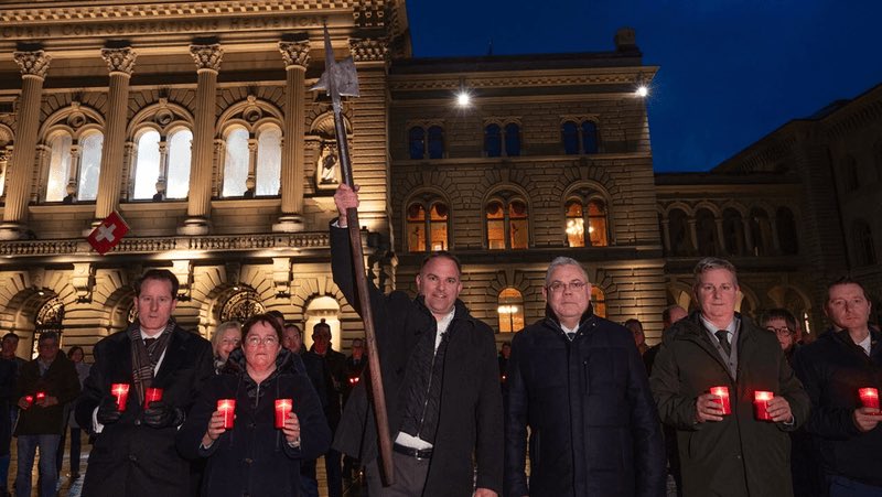 Die extremsten Rechtsextremen der Schweiz🇨🇭demonstrieren gegen die EU-Verträge... werden ihre Grenzen mit Waffen verteidigen, wollen notfalls Putin bitten Ordnung zu schaffen.