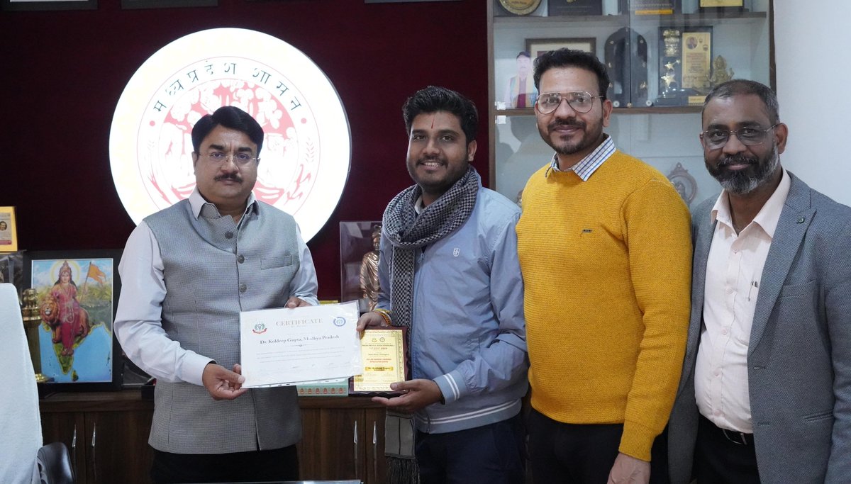 आज 'काशी सेवा सदन' भोपाल कार्यालय पधारे इंडियन मेडिकल एसोसिएशन जूनियर डॉक्टर नेटवर्क मध्यप्रदेश के महासचिव डॉ.कुलदीप गुप्ता ने भेंट की।

इस अवसर पर उन्हें हैदराबाद में IMA JDN के आखिल भारतीय अधिवेशन में नेशनल चेयरमैन एप्रिसिएशन पुरस्कार से सम्मानित होने पर बधाई और शुभकामनाएँ दीं।