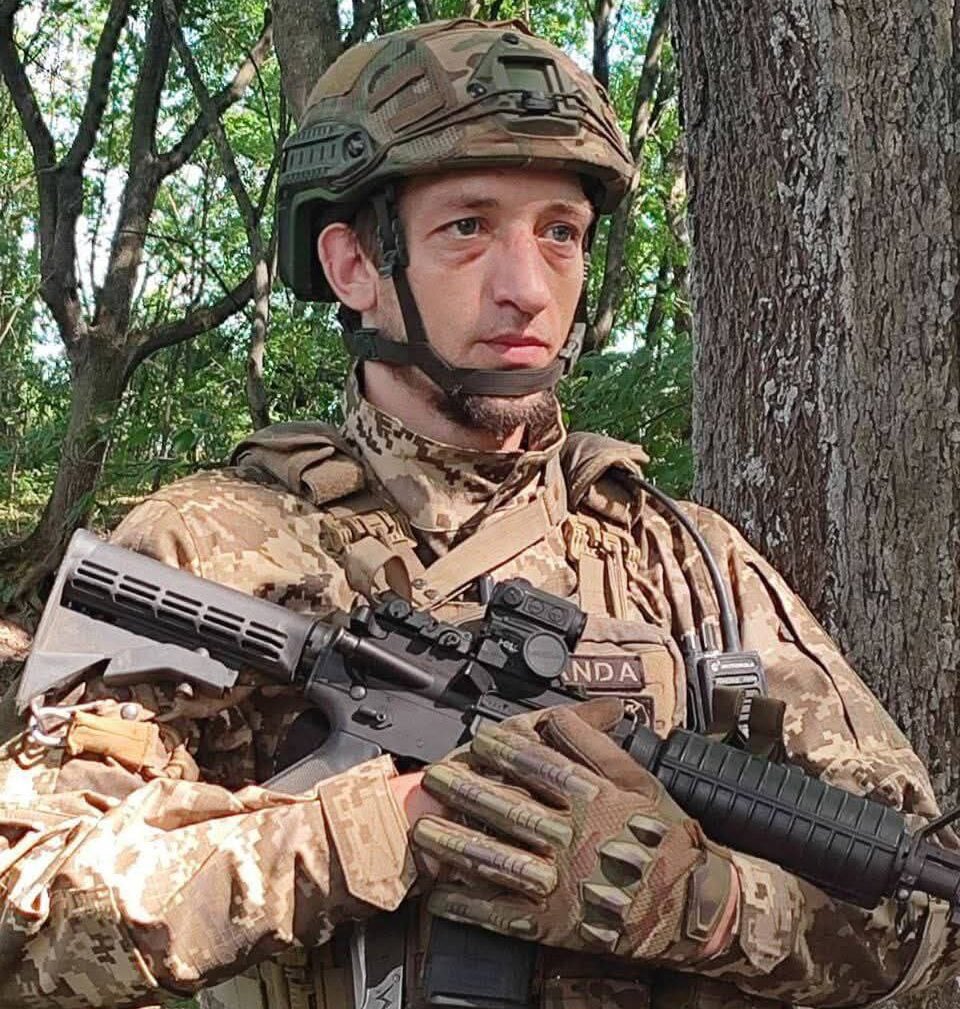 IAPonomarenko's tweet photo. Soldier Dmytro “Cobra” Maslovsky of 🇺🇦71st Jaeger Brigade has been posthumously decorated with the Hero of Ukraine title. 

Dmytro recently became known over that infamous knife fight video from the war zone of Donbas. 

Remember the Ukrainian soldier. 

He fought bravely and heroically till his last breath.