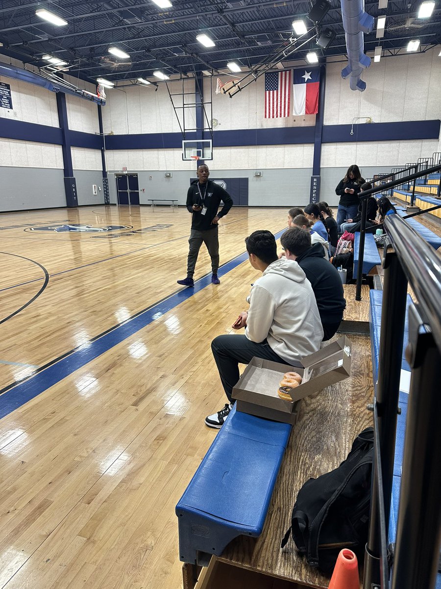 Connally kids enjoyed having Coach Shelby from <a href="/WarrenBoysBball/">Warren Warrior Hoops🏀</a> lead FCA this morning!