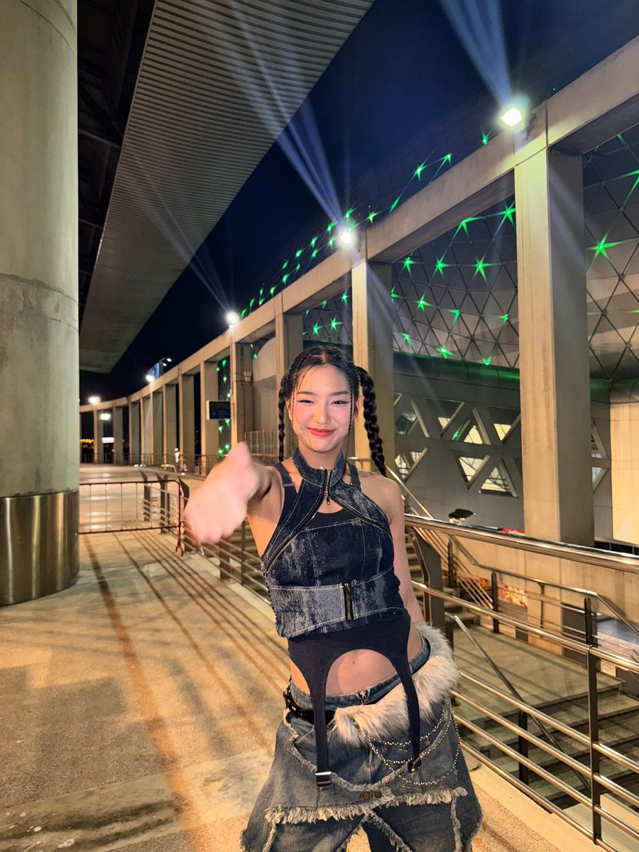 msangt's tweet photo. fun fact!! a girl can do hard things, even with a silly smile and two-braided hairstyle. 👧🏻⭐ "𝗶 𝗴𝗼𝘁 𝘁𝗵𝗶𝘀," i said as i turned the big world into my runway. https://t.co/uhzEgFzvGa