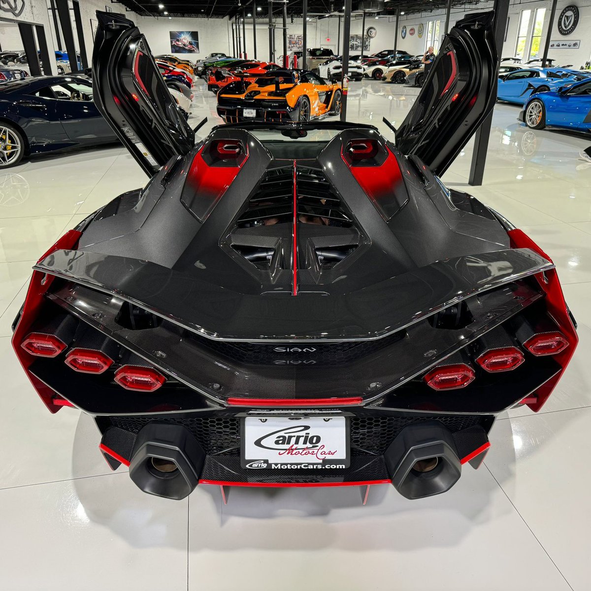 duPontREGISTRY's tweet image. 2021 Lamborghini Sian Roadster | 1 of just 19 in the world! | Asking Price: $4,999,998

The exterior of this configuration features Lamborghini’s stealthy Grigio Lynx finish with vibrant Rosso Efesto accents. Along with pinstripes that highlight the Sian Roadster’s shape, the…