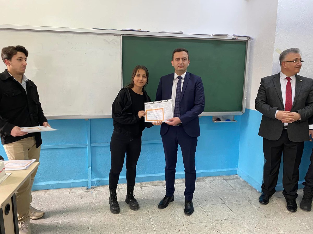 oguzlargovtr's tweet photo. 📍Oğuzlar ÇPAL
Kaymakamımız Sn.Tayfun Yılmaz, Belediye Başkanı Sn.Mustafa Cebeci ve Birim Amirleri ile birlikte  
2024–2025 eğitim öğretim yılının birinci dönemi sona ermesiyle İlçemiz Oğuzlar ÇPAL’de düzenlenen karne törenine katılarak, öğrencilerin karne sevinçine ortak oldular https://t.co/UXEKHfzKlJ