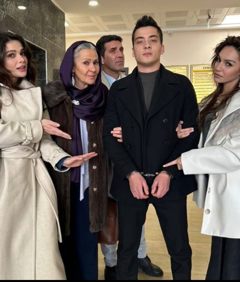 İyisi gelene kadar EN İYİSİ 😍❤️
Canım set ekibi 😍😍