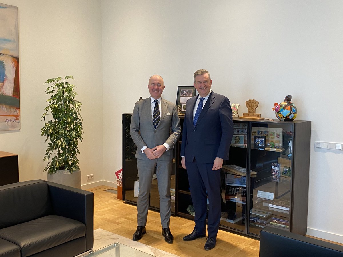 Op besite by 'gouverneur' fan ⁦<a href="/limburg/">Provincie Limburg</a>⁩. Lunsj hân en praat oer wurkbesite oan it Amelân, taal en oare saken. ⁦<a href="/emileroemer/">Emile Roemer</a>⁩ ⁦<a href="/IPO_Provincies/">IPO</a>⁩ #Ameland