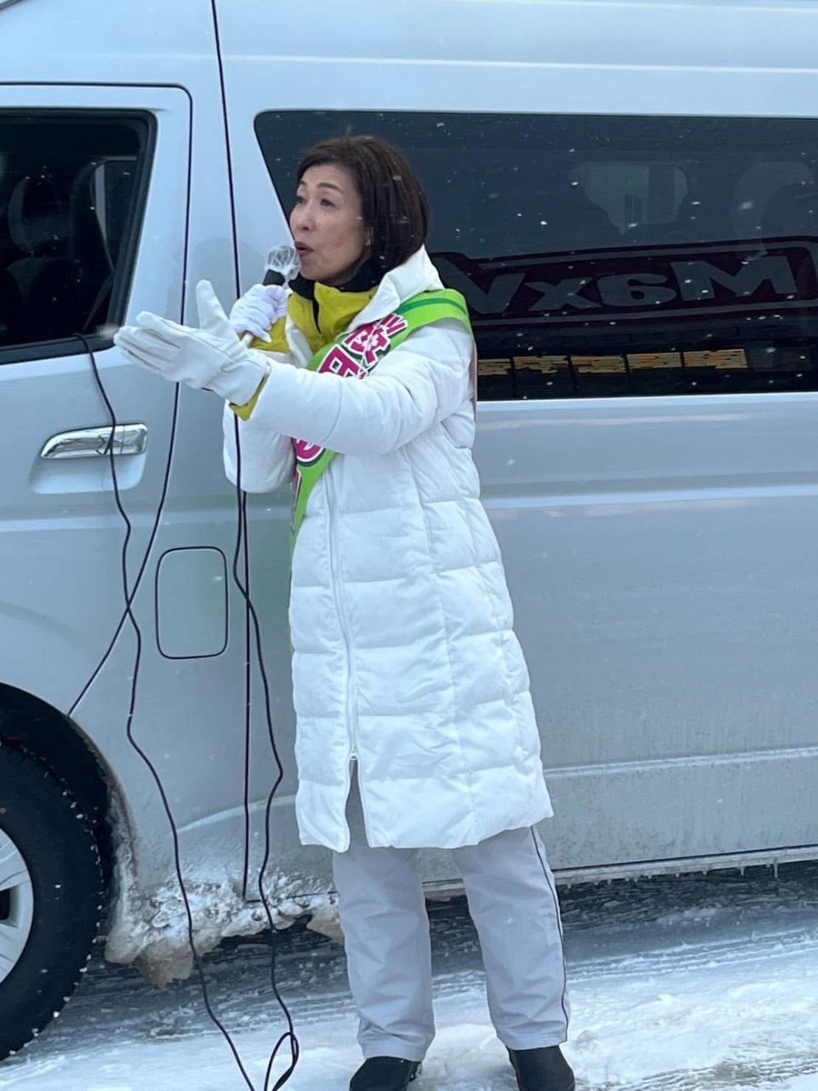 Sakuradayuriko's tweet photo. 今日で十和田市長選挙6日目が終了しました！

朝から雪の中での街宣です。
玄関先まで出て��てくださる方や手を振ってくださるも多く、改めて皆様のために頑張る決意を固めました。

明日はいよいよ最終日❗️最後まで皆さまに思いを伝えます😊

#十和田市
#十和田市長選挙
#最終日
#声を届ける
#伝える https://t.co/s5EAXq3XKK