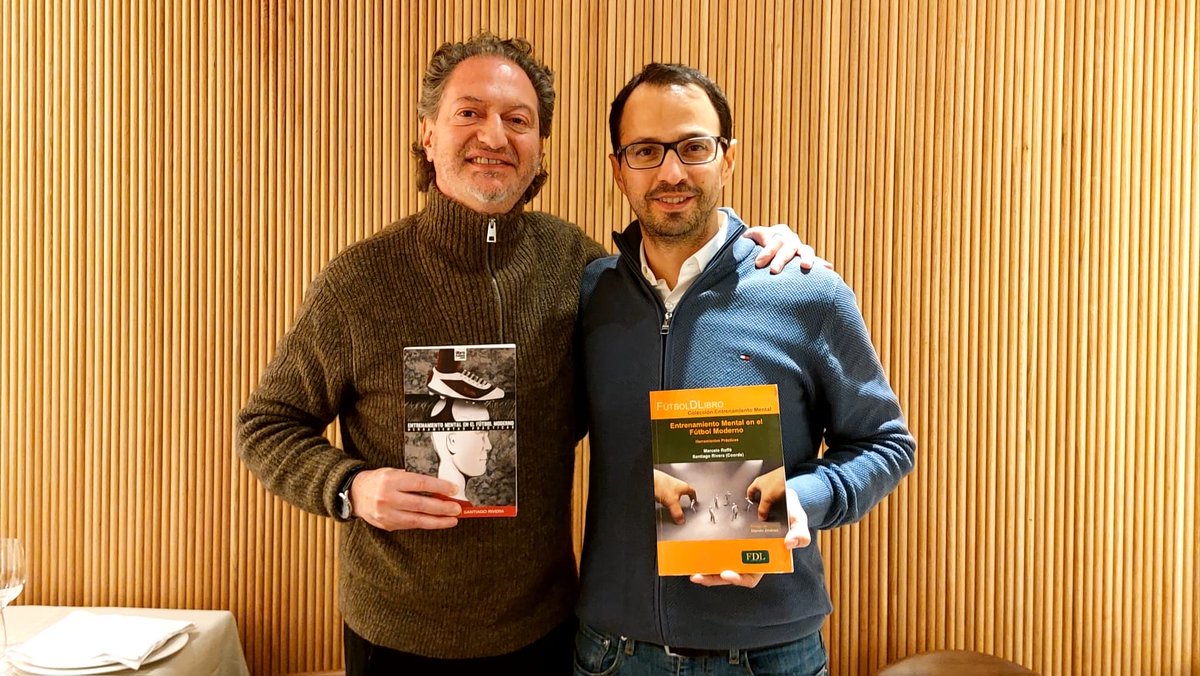 MarceloRoffe's tweet photo. 10 años se cumplieron de nuestro libro compilado con mi amigo Santi Rivera que tuvo mucha repercusión y que reúne casi 30 psicólogos deportivos de Iberoamérica y se denomina “El entrenamiento mental en el fútbol moderno”.Gracias colega por este recordatorio ⁦@SRiveraMatiz⁩ https://t.co/b4g16yi5ob