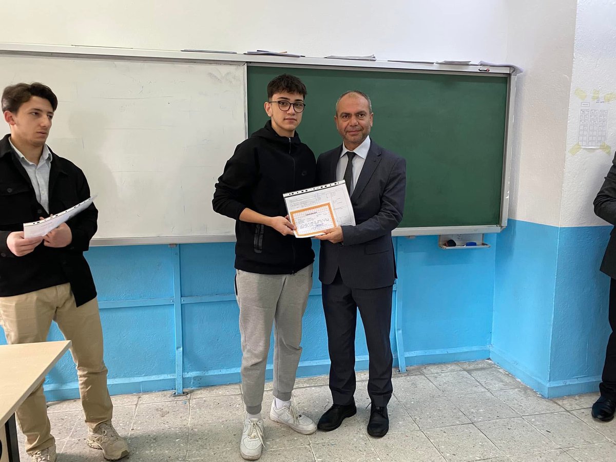 oguzlargovtr's tweet photo. Onur Belgesi alan Öğrencilere hediyeler takdim etti. Sınıfları gezerek öğrencilere karnelerini dağıtan Kaymakamımız Sn. Tayfun Yılmaz, karne alan öğrencileri tebrik etti. https://t.co/yY0RYp15Lw