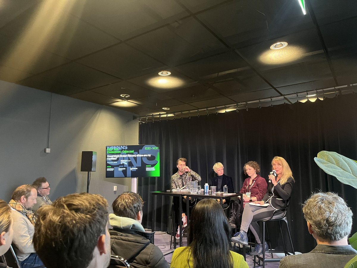 Creators_ECSA's tweet image. How can we make sure that #streaming remuneration will actually reflect the value of the song?
ECSA President @Helienne Lindvall, Arriën Molema (@CIAMCreators, @BAM_Network) Indrė Boaretto (@Deezer) and Nicole Schulze (@IMPForum) dive into the world of songwriter royalties…