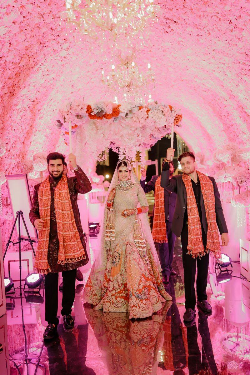 Tarun9878's tweet photo. The groom makes his regal entry, surrounded by elegance and sparkling lights, setting the tone for a day filled with love and celebration
Swipe for the bride's grand entrance and the magic that unfolds as they come together as one! 

📸: Studio Memory Lane
#brideentry #groomentry https://t.co/C3YZ2gBHhr