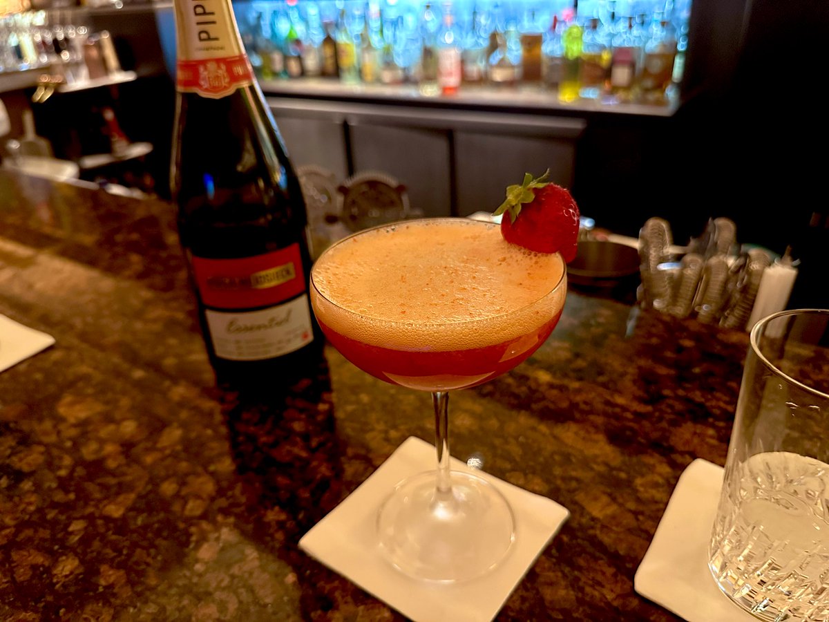 rin_sakazuki's tweet photo. 優雅な夜を...🍸🌙(cocktail)
#ホテルニューオータニ
#ニューオータニ東京
#BarCapri
#ニコラシカ #お洒落 https://t.co/7JcuOc2WaR