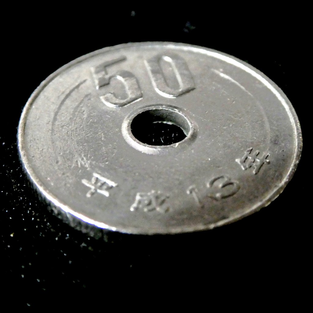 この50円玉、製造上のエラーか何か知らないけど内側にも円形の線が入ってて、 見れば見るほどドラえもんの顔に見えてくるんだけど… 他の50円玉には内側に円形の線は無いよ  お金に詳しい人教えてほしい #50円玉 #エラーコイン？