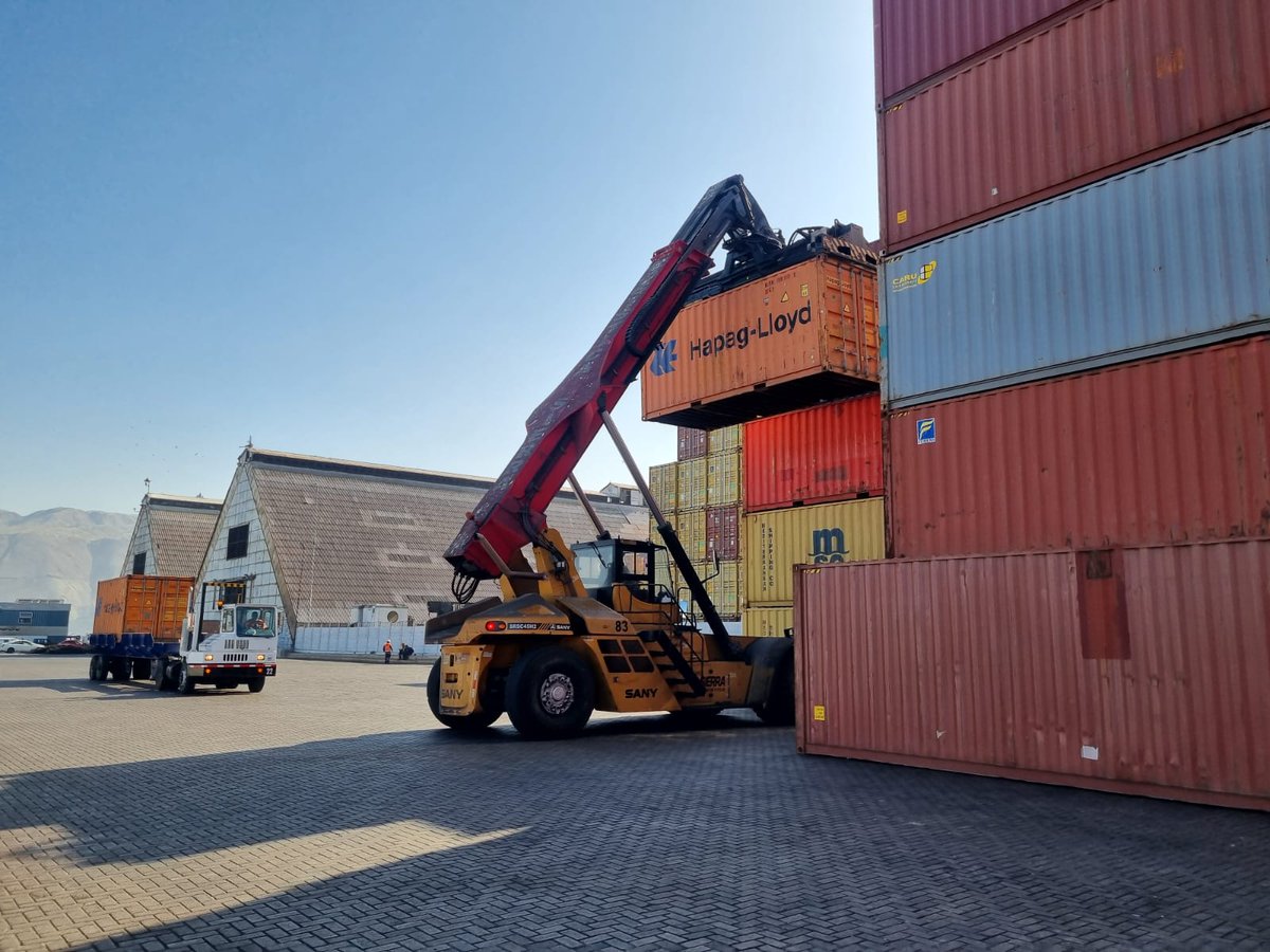 PuertodeIquique's tweet image. Compromiso y acción ☝️
Tras la huelga en Zofri, y colaborando con el concesionario ITI en #PuertoIquique habilitamos espacios para contenedores y coordinamos con actores clave para mantener las operaciones logísticas. 

#Iquique #LogísticaEficiente