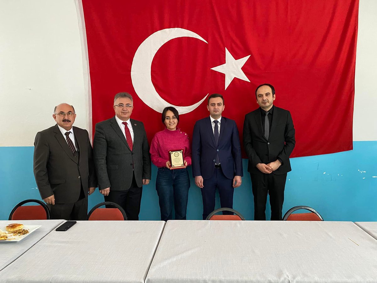 oguzlargovtr's tweet photo. Kaymakamımız Sn. Tayfun Yılmaz, Oğuzlar ÇPAL’de görev yapan Öğretmenlerimizden Sn. Selin İlman, Sn. Azize Kaleyci’ye özverili çalışmalarından dolayı  kendilerine plaket takdim etti https://t.co/NHiFNcqu9i