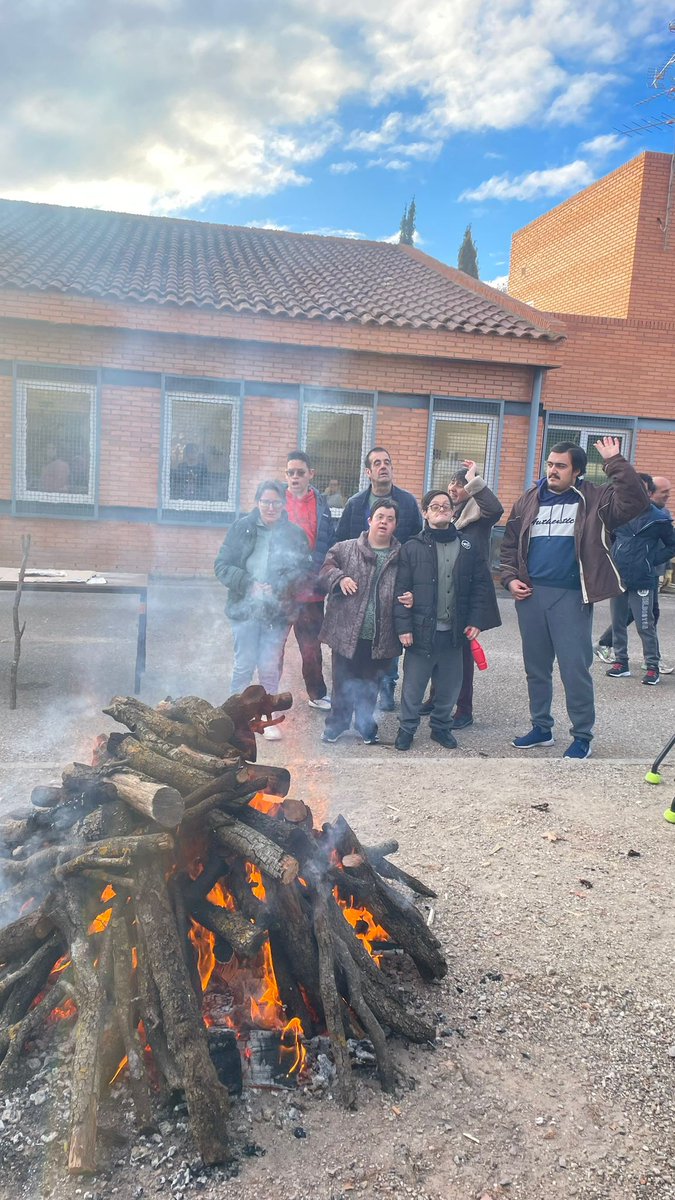Los usuarios de Atadi Teruel prenden su hoguera de San Antón.

Un almuerzo de carne a la brasa y una gran fiesta han sido los protagonistas del almuerzo realizado en el centro turolense.