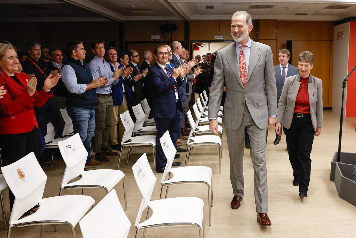 CasaReal's tweet photo. El Rey ha presidido el acto con motivo del 40º aniversario de la fundación de la empresa GMV, pioneros en la industria aeroespacial española.

➡️https://t.co/UnF4Re2qIZ https://t.co/QWaLIjDtWo