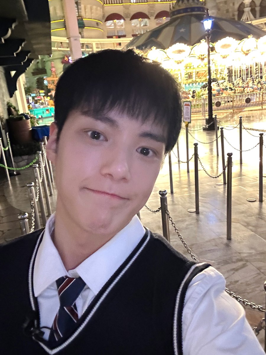 OfficialMONSTAX's tweet photo. 얼마만인가 롯데월드…10대로 돌아간것까진아니지만 기분좋았다 ㅎㅎㅎㅎㅎ #민혁 https://t.co/RXMKvbJecW
