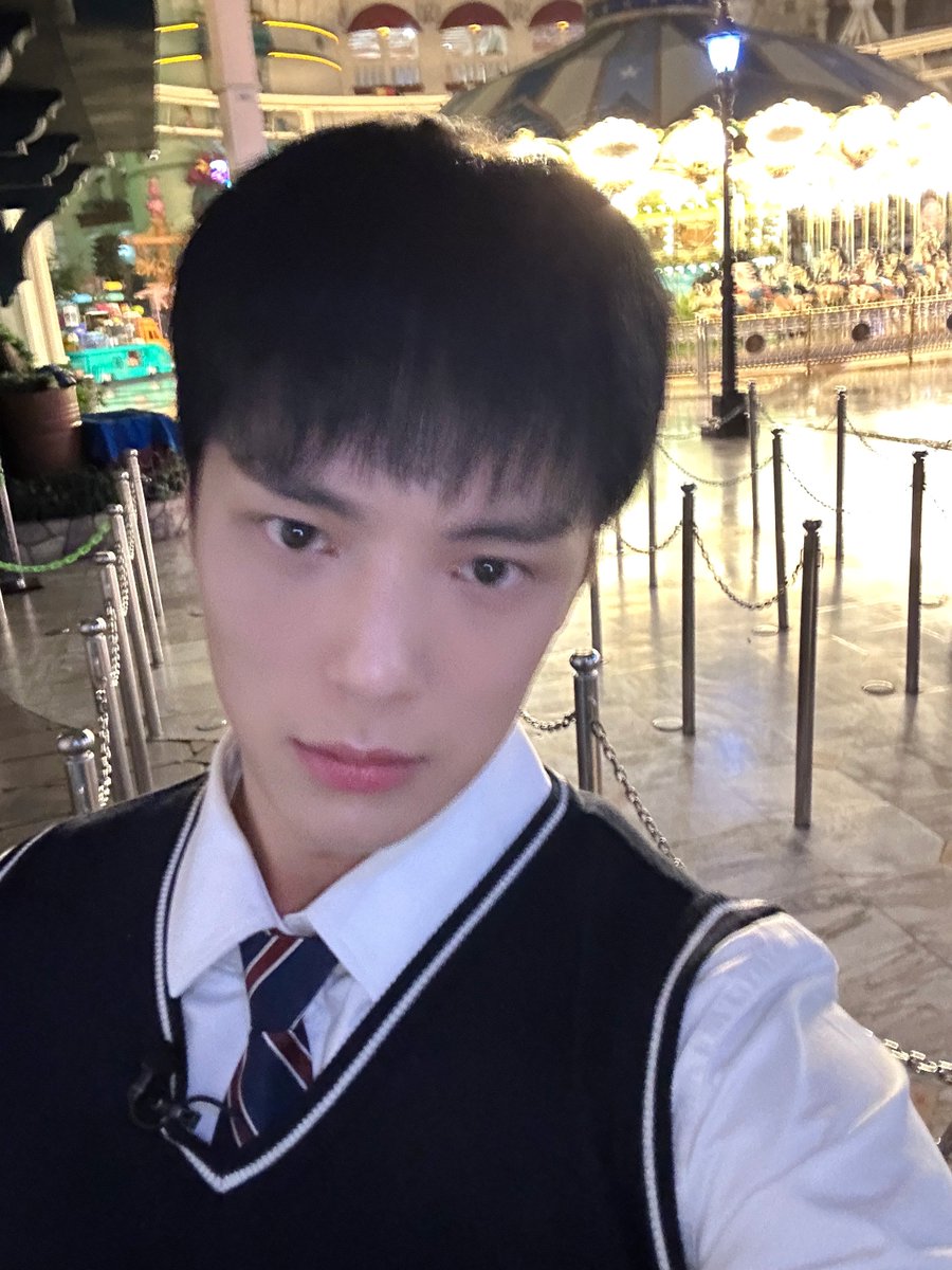 OfficialMONSTAX's tweet photo. 얼마만인가 롯데월드…10대로 돌아간것까진아니지만 기분좋았다 ㅎㅎㅎㅎㅎ #민혁 https://t.co/RXMKvbJecW