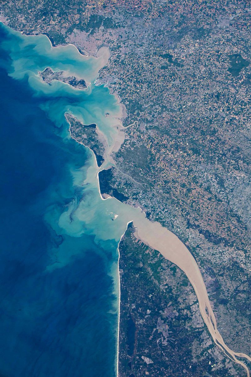 volsdemax's tweet photo. 🇫🇷 La Rochelle, Oléron, Ré, Aix, Royan, l'estuaire de la Gironde et un bout de la Vendée sur une même photo prise depuis la Station Spatiale Internationale ! 🚀
Quelle merveille 😍 https://t.co/9USP3tDgCm