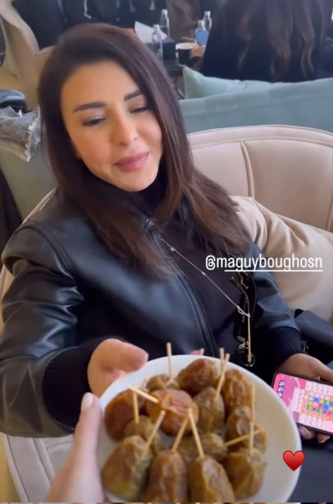 مغمغ بدها توخد الصحن كله و تهرب 🤣
#JoyAwards #ماغي_بو_غصن 
<a href="/MaguyBouGhosn/">Maguy Bou Ghosn</a>