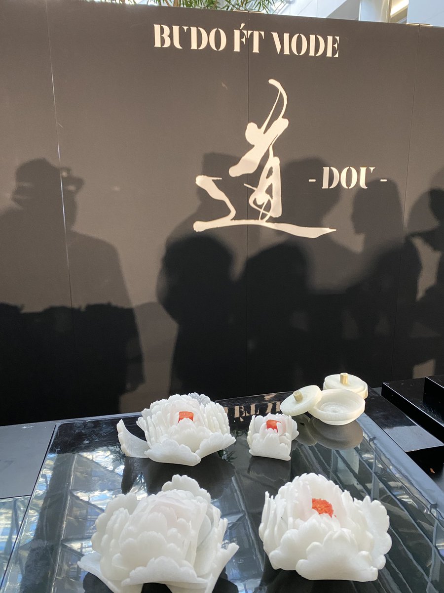 ishiguro_mami's tweet photo. 本日は、セントレアにてコシノジュンコ先生プロデュースの武道＆ファッションショー「道 -DOU-」のバイリンガルmcとステージ通訳をいたしました✨

ジャケットもお借りしたもの。
スタッフさんのアドバイス通り襟を立てられない私（不器用）に
ジュンコ先生自ら手を添えて直してくださり感動しました☺️ https://t.co/Jo2b6G1DT5