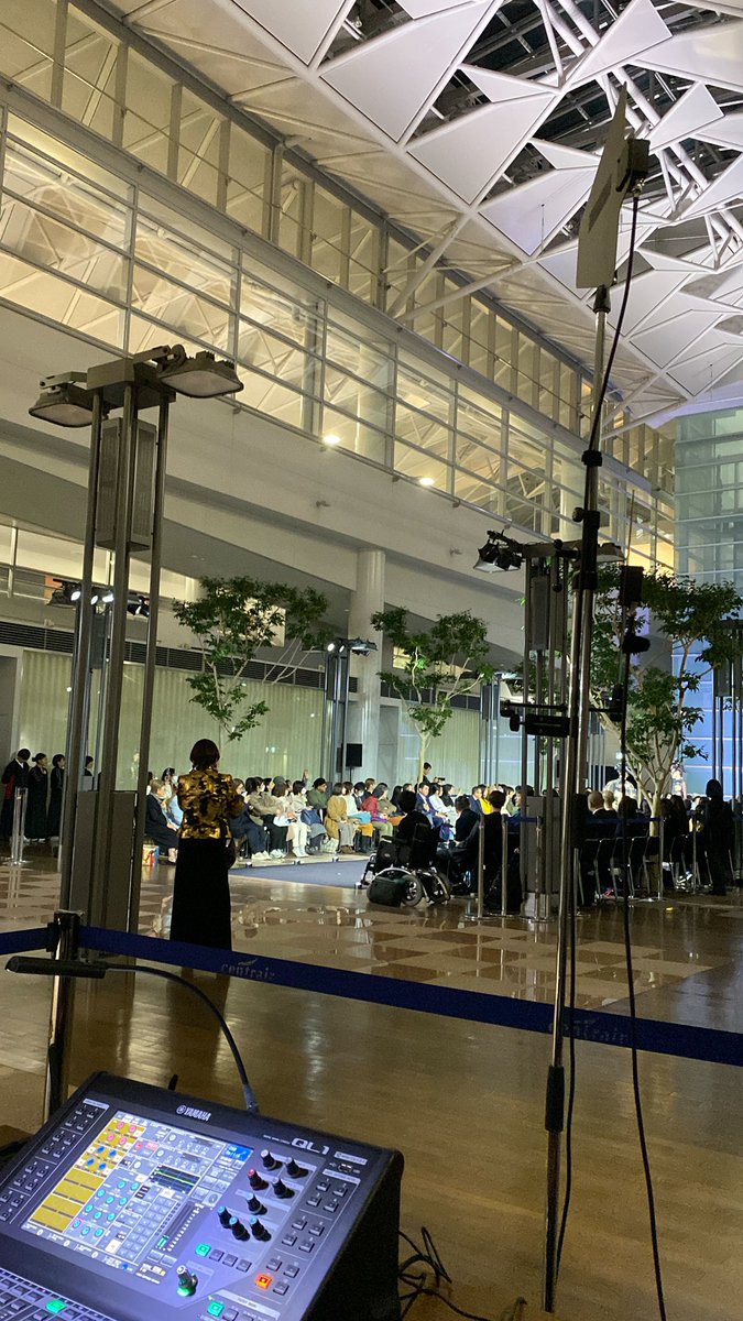 ishiguro_mami's tweet photo. 本日は、セントレアにてコシノジュンコ先生プロデュースの武道＆ファッションショー「道 -DOU-」のバイリンガルmcとステージ通訳をいたしました✨

ジャケットもお借りしたもの。
スタッフさんのアドバイス通り襟を立てられない私（不器用）に
ジュンコ先生自ら手を添えて直してくださり感動しました☺️ https://t.co/Jo2b6G1DT5