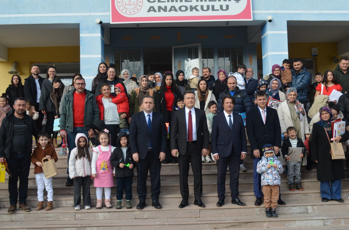 ayasilcemem's tweet photo. 2024-2025 Eğitim Öğretim Yılı 1. dönem  sonu karne törenimiz Sayın Kaymakamımız Muharrem ELİGÜL, İlçe Milli Eğitim Müdürümüz, Zafer ŞİMŞEK ve öğrenci velilerinin katılımları ile Cemil Meriç Anaokulu'nda gerçekleştirildi.@AyasKaymakaml @kocakysr @MemAnkara @zafersimsek0806 @tcmeb https://t.co/jpOvEoSm7s