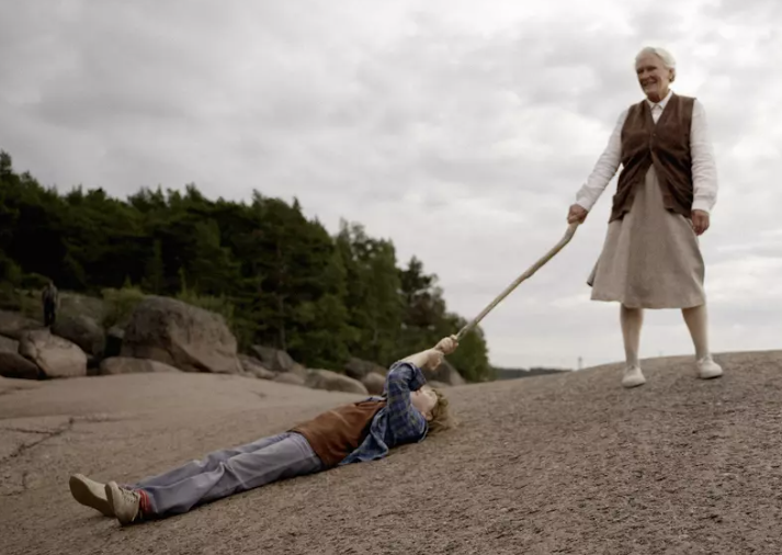 Maailmantähti Glenn Close ihastui Kotkan saaristoon, kun hän kuvasi Kesäkirja-elokuvaa: ”Kävin aamu-uimassa nakuna ja makasin kalliolla kuivattamassa itseäni kuin iso hylje” apu.fi/artikkelit/gle… #elokuva #kesäkirja #glennclose #tähtihaastattelu #kotka #saaristo #suomi