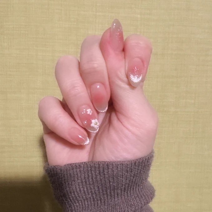 今日はネイルに行きました
兎沢さんに似合いそうな色を選んでみました 