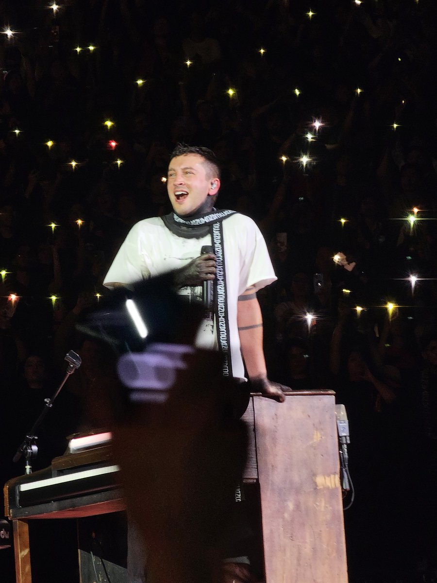 keonstylerr's tweet photo. es la foto más linda q ví tyler joseph cada día q abro los ojos te amo un poco más https://t.co/BWIrU8JD6q