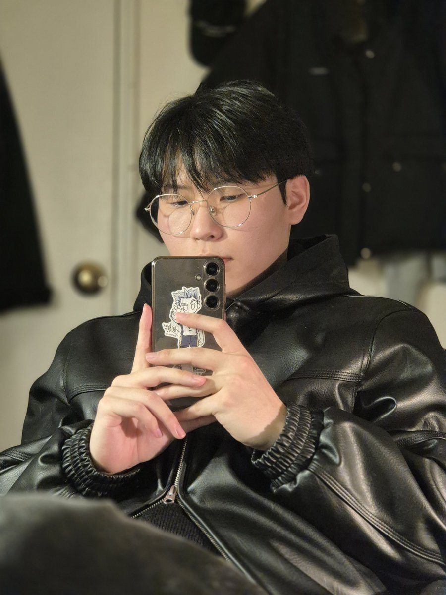 RhaastK7's tweet photo. 집에서 패션 쇼 https://t.co/ToyI5gHjML
