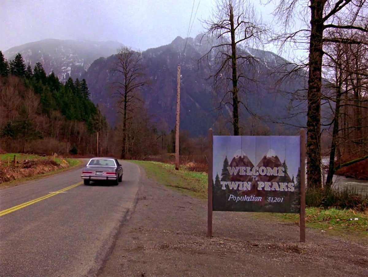 javierlapazur's tweet photo. Triste noticia el fallecimiento de David Lynch.  
De mis series favoritas, Twin Peaks. Buen momento para volver a verla. https://t.co/mu6lFZ0jvW