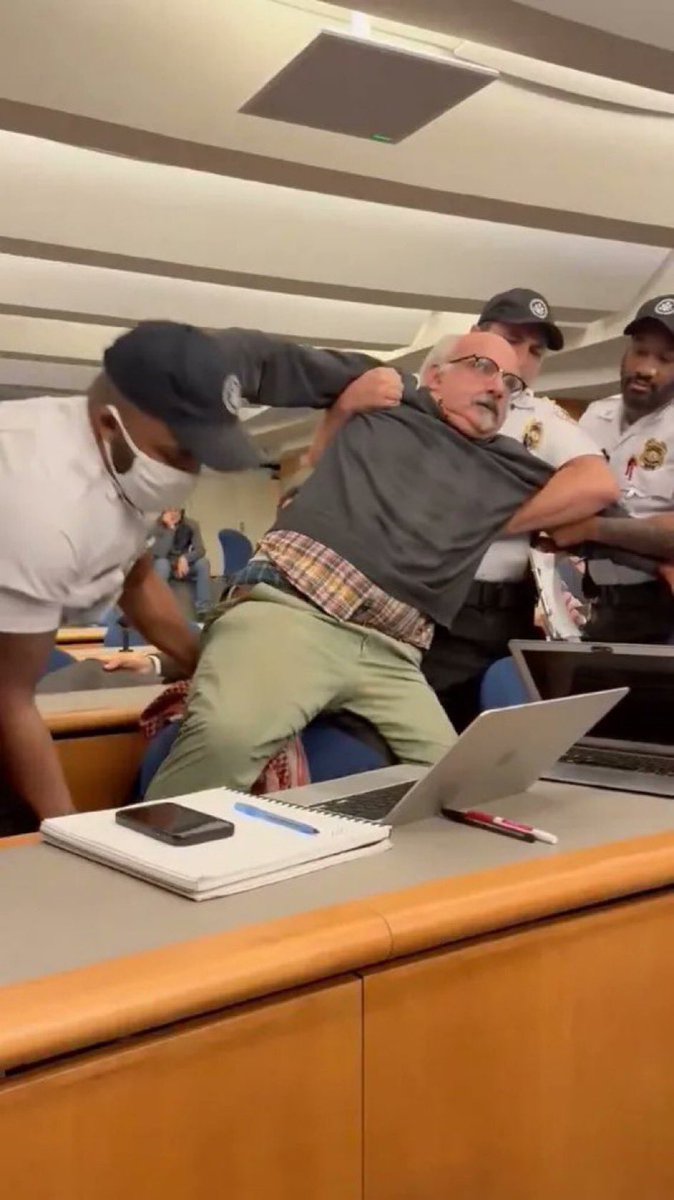 El Departamento de Estado estaba lleno de periodistas que, ante la detención de un colega por hacer preguntas incómodas, ni hicieron ni dijeron nada. En EEUU no existe la libertad de prensa. Sólo aceptan propagandistas del sistema imperial que no salgan del guion preestablecido.