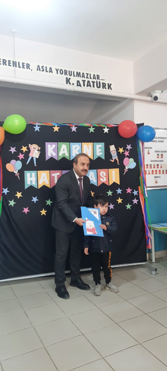 ferizlimem's tweet photo. 2024-2025 Eğitim Öğretim Yılı 1. Dönem sonu Karne programı Konuklu İlk/Ortaokulunda gerçekleşti. Programa Kaymakamımız Hasan Balcı, Belediye Başkanımız Mehmet Ata, Milli Eğitim Müdürümüz Soner Yılmaz ve Şube Müdürlerimiz katıldı.

@tcmeb
@coskunbakirtas
@sakaryamem
@SonerYilmaz24 https://t.co/bv3ZkggDjw