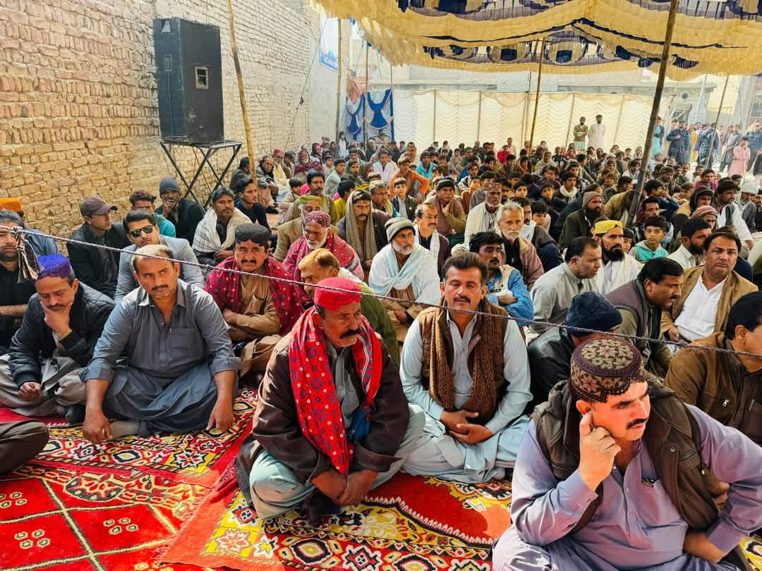 سندھ کی بیٹی ام رباب نے سرداری نظام کے خاتمے کے خلاف اپنے شہیدوں کی برسی مناتے ہوئے اج عوامی اجتماع کی کال دی تھی جس پر لبیک کہتے ہوئے مہیڑ کے لوگوں نے بڑی تعداد میں شرکت کی 

عوام ام رباب چانڈیو کو تاحال انصاف نہ ملنے اور قاتلوں کو سزا نہ ہونے پر شدید بھرمی کا شکار ۔  اب وقت