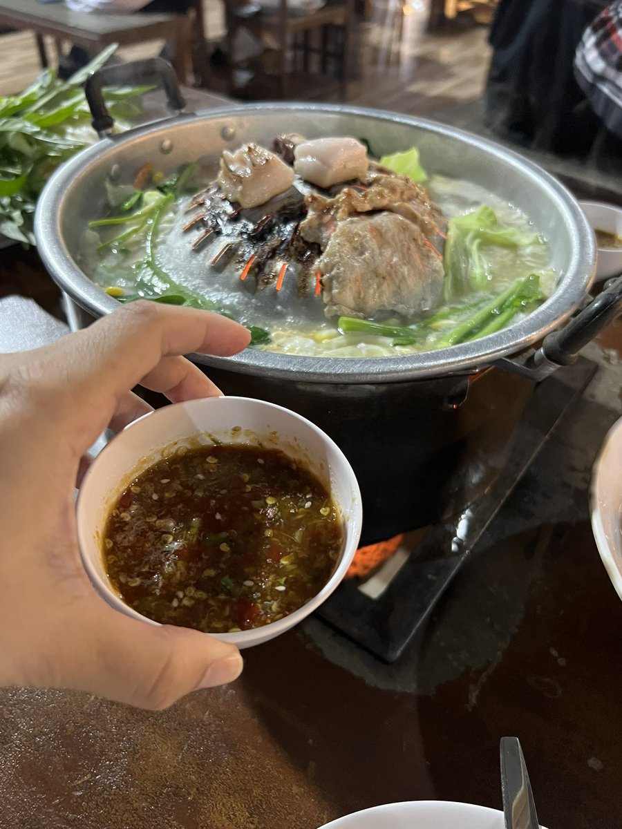 sleeplesspom's tweet photo. สมแล้วที่เขาว่ากันว่าหมูทะโคราชอร่อยที่สุดในประเทศ เชื่อแล้ว เพื่อนสาวโคราชตัวจริงแนะนำร้านสวนหม่อน 30 กันยา อร่อยโคตรๆๆๆ หมูนุ่มแบบไม่เคยเจอร้านไหน น้ำจิ้มแส้บนัวมาก ซุปหวานละมุน ไม่เค็มเลย เซ็ทใหญ่ 250 บาท หมูองศาก็ยังไม่สู้ของที่นี่ หลับตาฝันถึงน้ำจิ้มละคืนนี้ บรรยากาศดีด้วย https://t.co/t4CHxqw1yZ