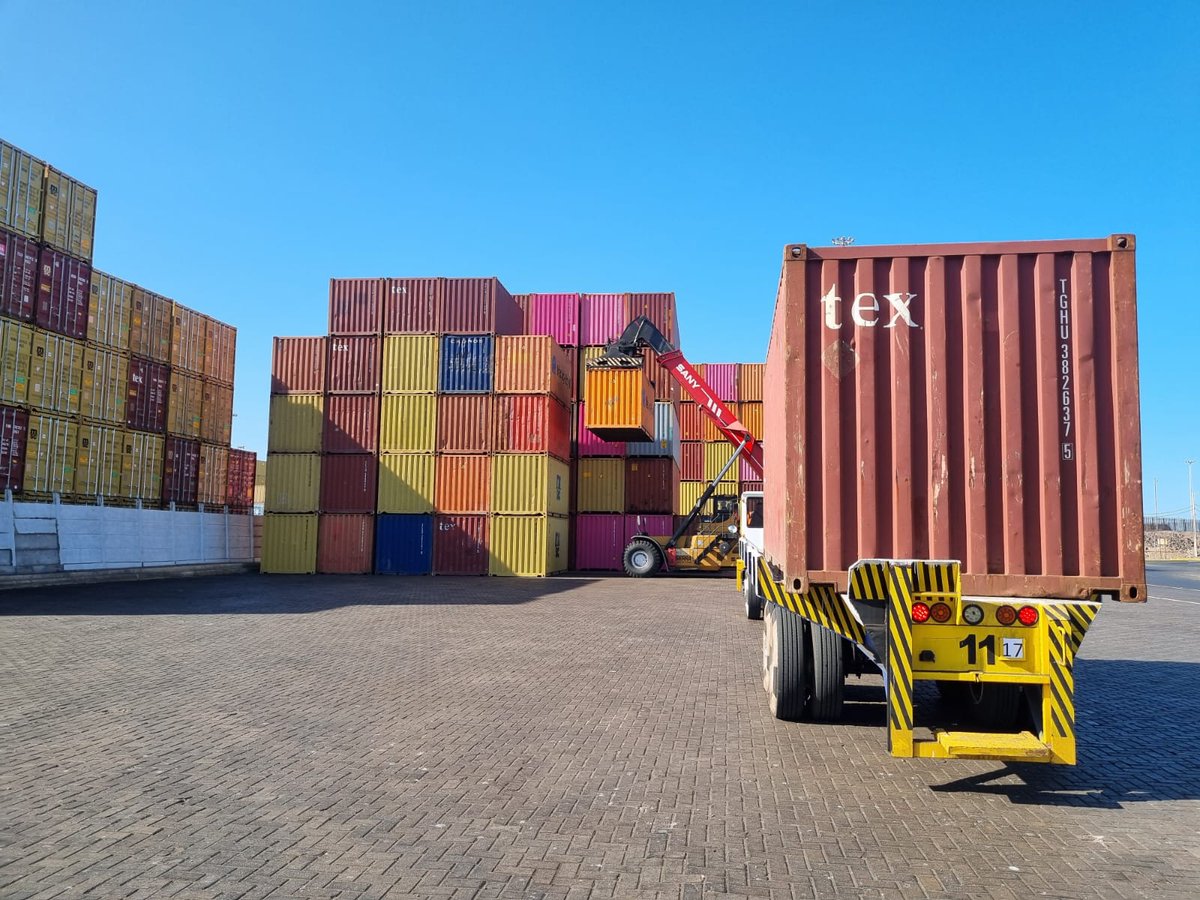 PuertodeIquique's tweet image. Compromiso y acción ☝️
Tras la huelga en Zofri, y colaborando con el concesionario ITI en #PuertoIquique habilitamos espacios para contenedores y coordinamos con actores clave para mantener las operaciones logísticas. 

#Iquique #LogísticaEficiente