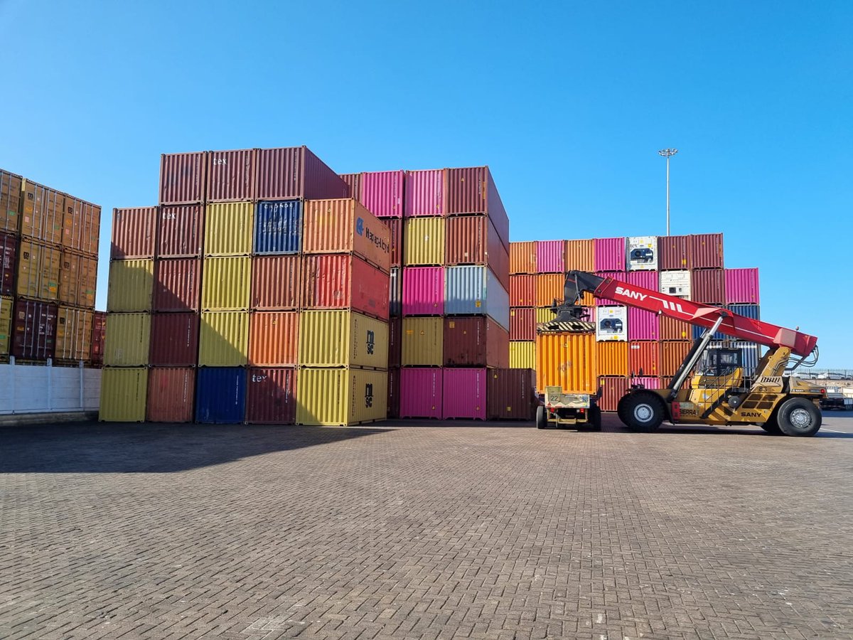 PuertodeIquique's tweet image. Compromiso y acción ☝️
Tras la huelga en Zofri, y colaborando con el concesionario ITI en #PuertoIquique habilitamos espacios para contenedores y coordinamos con actores clave para mantener las operaciones logísticas. 

#Iquique #LogísticaEficiente