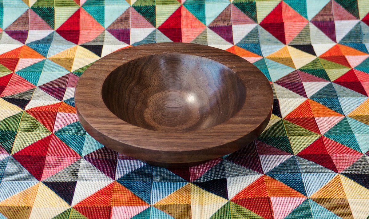 Gm0fne's tweet photo. Hand turned bowl in American Walnut. FREE UK P&P https://t.co/oZJxQhsAnj #KardronaKrafts #Etsy #HandTurned https://t.co/T0gk01sCzw